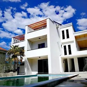 Star With Pool Apartament